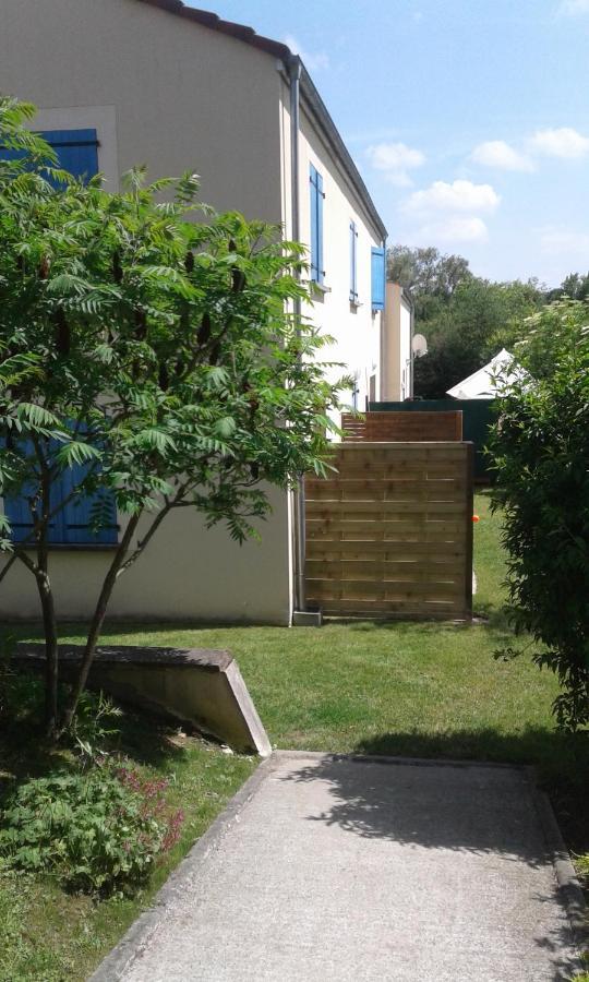 Les Champs Appartement Cernoy-en-Berry Buitenkant foto